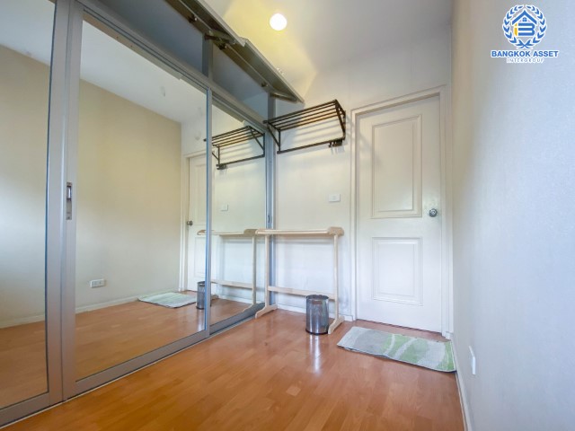 *****บ้านเดี่ยวมือสองย่านกรุงเทพฯ ม.โนเบิลจีโอ วัชรพล เนื้อที่กว้างขวางมากถึง 50.40 ตร.ว. ฟังก์ชัน 3 ห้องนอน 2 ห้องน้ำ ที่จอดรถ 2 คัน มีเรือนรับรอง ตั้งบนทำเลแห่งการเดินทาง ใกล้รถไฟฟ้าสายสีชมพู "สถานีวัชรพล" และทางด่วน "สุขาภิบาล5" จองเลย!